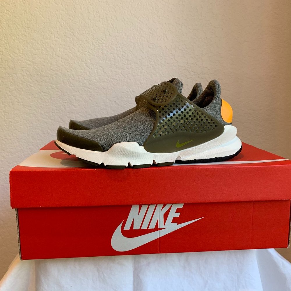 NWT Nike women's Sock Dart  green running size 6